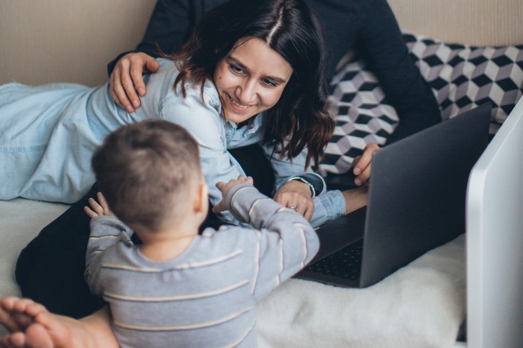 2 parents sit with their son on the couch